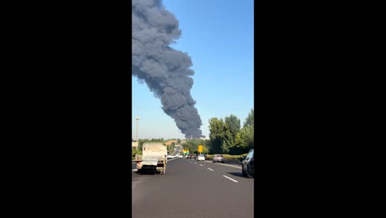 Massive fire sends towering smoke plume over Shandong, China