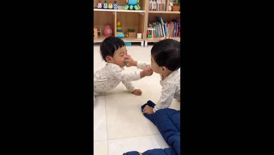 Adorable toddlers exchange soothers in Seoul, South Korea