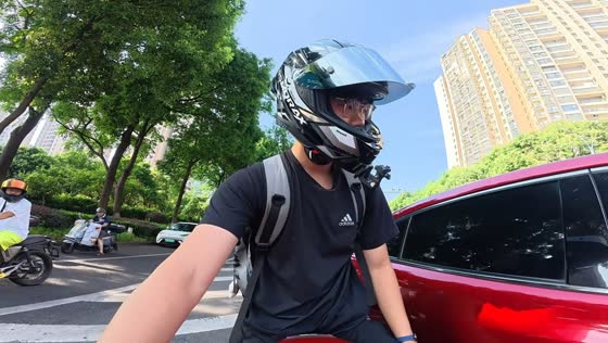 Car loses rear bumper after brushing against motorcycle in Hunan, China
