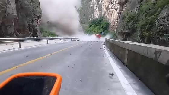 Massive rockfall crashes onto road in Heimaogou Grand Canyon, China