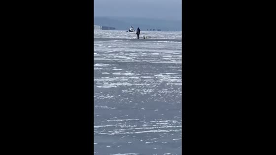 Vladivostok fisherman's car plunges into sea of Japan: daring ice parking leads to costly dive
