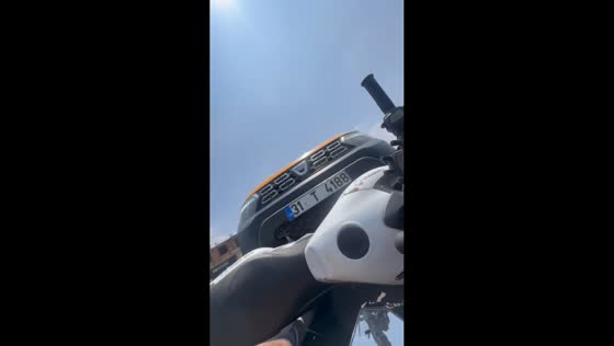 Motorcycle and SUV collide during left turn at intersection in Hatay, Turkey 