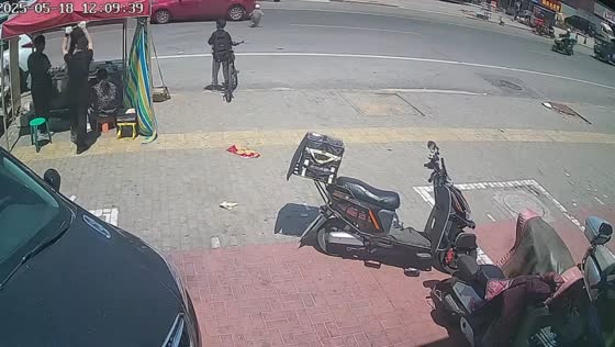 Child crosses busy road with care in Shandong, China