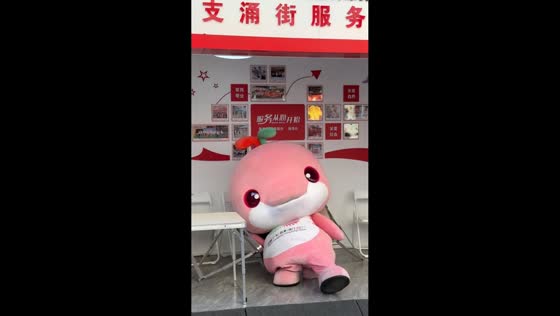 Dawan Chicken mascot falls after table collapses in Guangdong, China