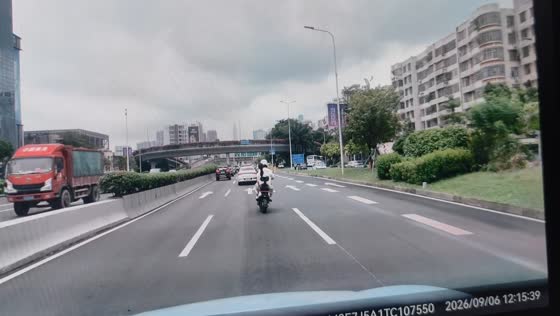Traffic officers fail to catch fleeing e-scooter rider in Guangdong, China