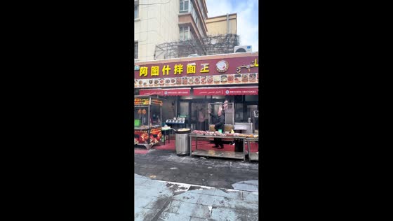 Restaurant owner drops plates while attracting customers in Xinjiang, China