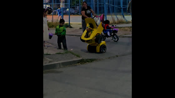 Transformer costume surprises children in Santiago on Halloween
