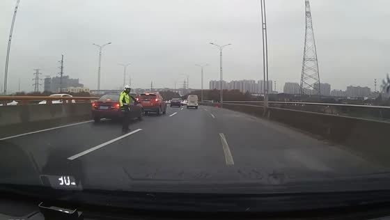 Multiple-vehicle collision on icy Loujiang Highway in Suzhou: one officer injured