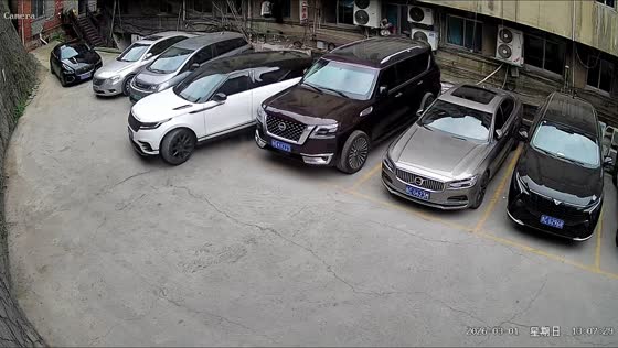 Land Rover reverses into SUV and drops into gap parking lot  in Guizhou, China