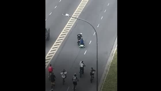 Man on toy car joins cyclists in Mar del Plata