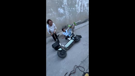 Playful border collie steals slipper, sending e-bike riders into laughter in Shandong, China