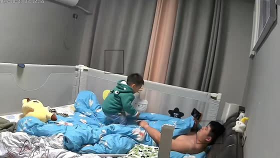 Father catches toddler by pants after near fall from bed in Henan, China