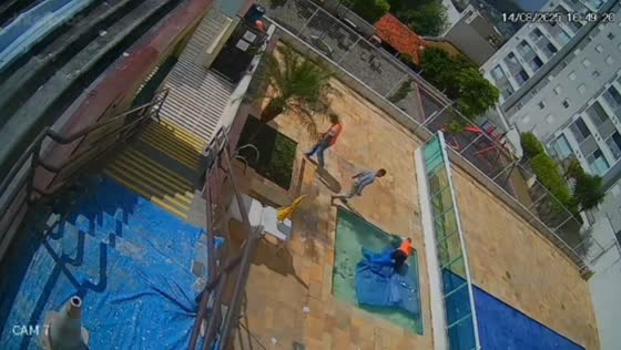 Worker falls into covered pool in São Bernardo, Brazil