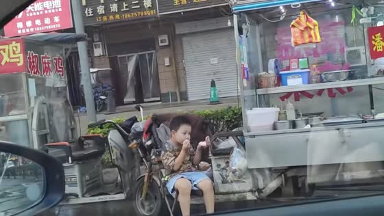 Child caught applying makeup by roadside in Henan, China