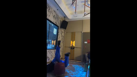 Man falls while singing in KTV room in Jilin, China