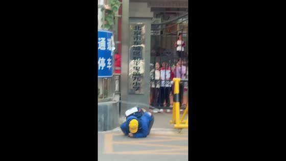 Boy trips on chain after leaving school gate in Beijing, China