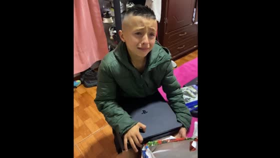 Child unboxes PS4 gift with tears of joy in Colombia