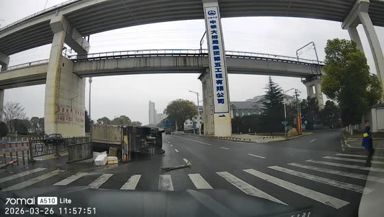 Pedestrian steps back as truck overturns on road in Jiangxi, China