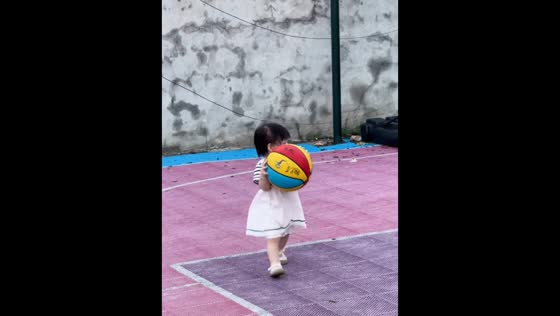 Basketball rebound bumps toddler on court in Fujian, China