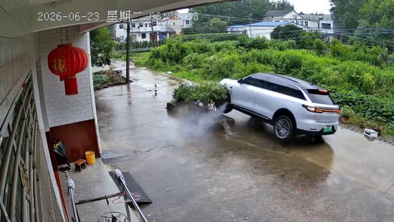 SUV tire bursts after striking raised garden bed in Guangdong, China