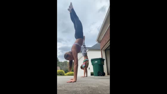 Handstand challenge ends in painful mishap in Atlanta, Georgia, USA