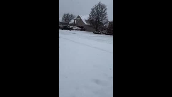 Heavy snow rapidly blankets neighborhood in Macomb, USA