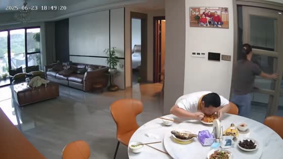 Boy prioritizes food during emergency in Hunan, China