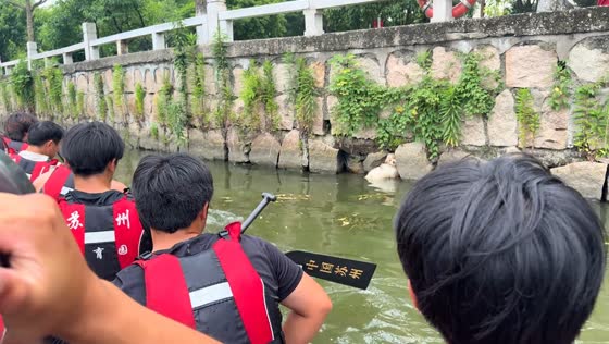 Dragon boat crew rescues stranded dog from river in Jiangsu, China