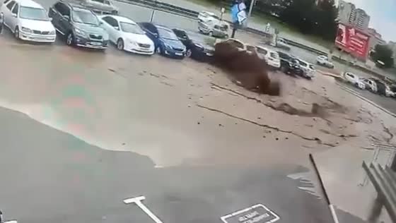 Jeep Cherokee falls into gully after hydraulic testing incident in Barnaul, Russia