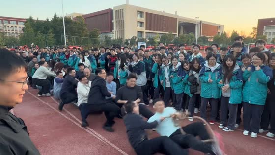 Teachers tumble after rope breaks in school tug-of-war in Jiangsu, China