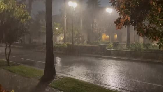 Surprise thunderstorm hits Azusa, California