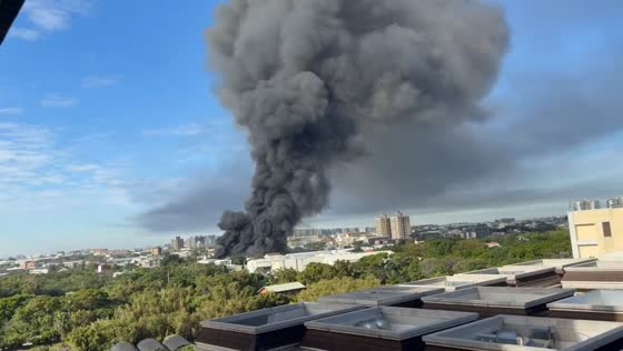 Massive recycling facility fire sends thick black smoke over neighborhood in Taoyuan, Taiwan