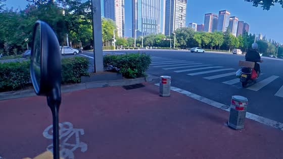 E-bike rider crashes into bollard along bike lane in Shaanxi, China