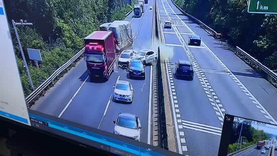 Cargo truck crashes into traffic queue, triggering multi-vehicle collision in Hunan, China