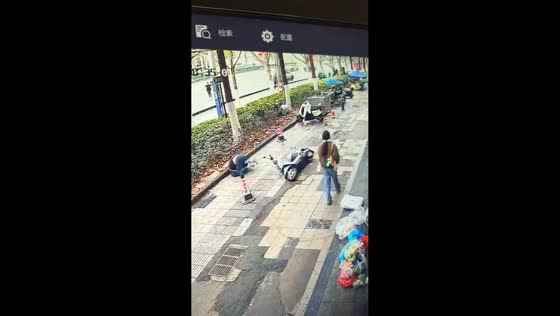 Scooter rider falls after hitting uneven sidewalk in Anhui, China