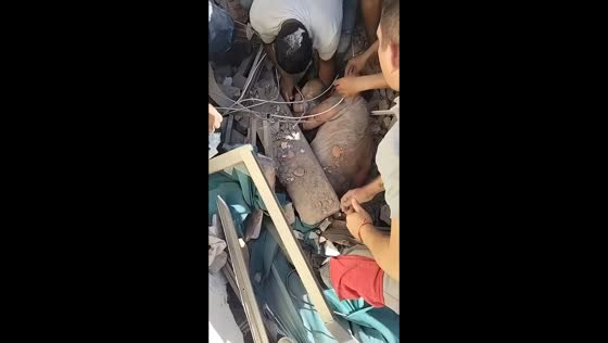 Rescuers pull baby and father from earthquake rubble in Cali, Colombia