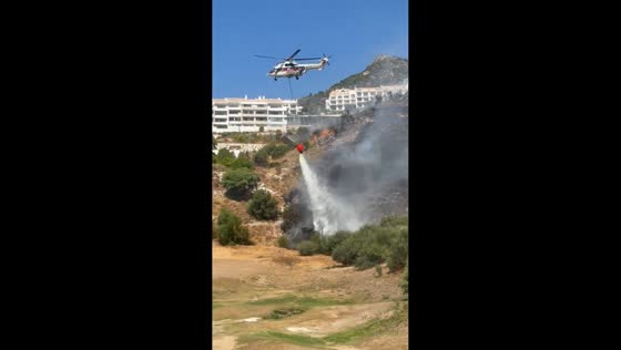 Firefighting helicopter battles wildfire in Benalmádena, Spain