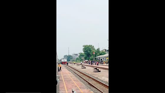 Close call: man narrowly avoids train Ccollision in Kosambi, Tangerang