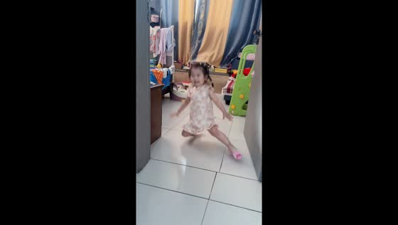 Little girl in high heels slips and falls in Shandong, China