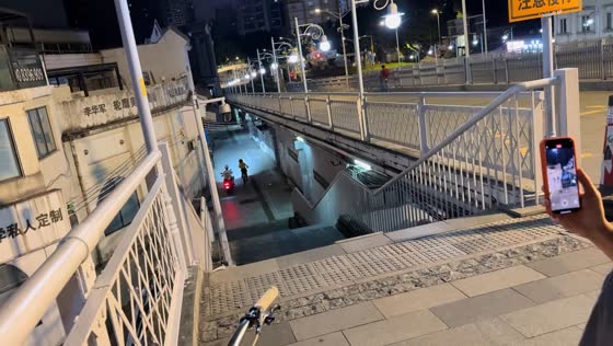 Cyclist narrowly avoids collision while descending overpass stairs in Guangdong, China