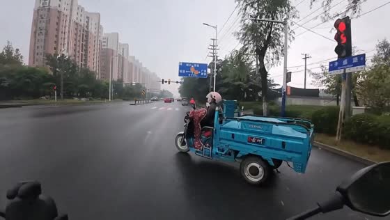 Motorcycle collides with electric cargo tricycle on wet road in Shandong, China