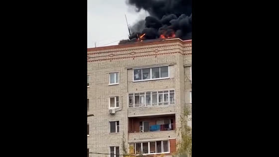 Woman continues to wash windows during apartment fire in Moscow