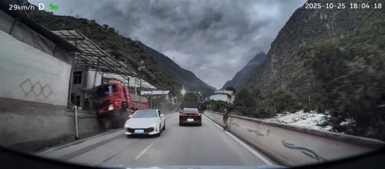Truck loses control and crashes into wall on narrow road in Sichuan, China
