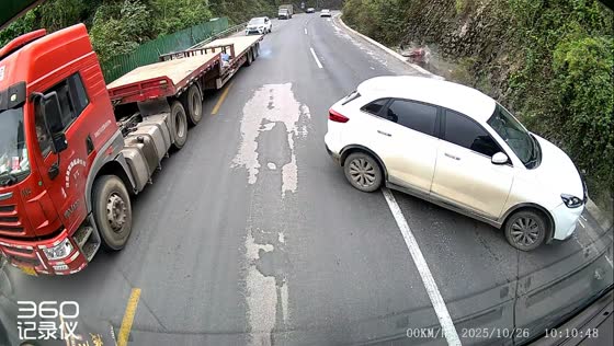 Motorcycle thrown off cliff during risky overtake in Guizhou, China