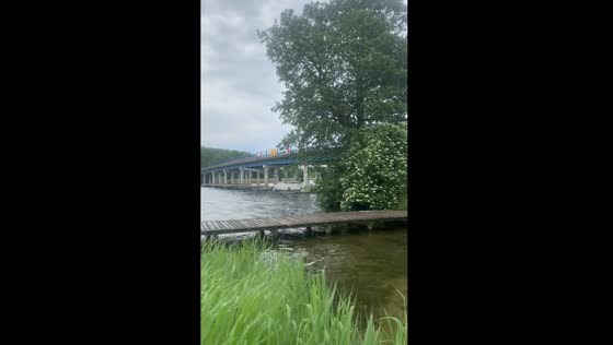 Sailing boat mishap: mast breaks passing under bridge