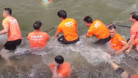 Dragon boat team capsizes after collision during race in Guangdong, China