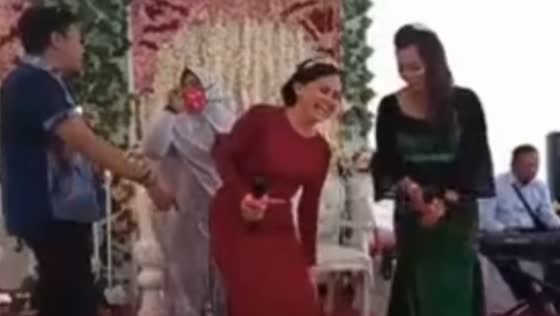 The decorations suddenly fell on people's heads at the wedding!