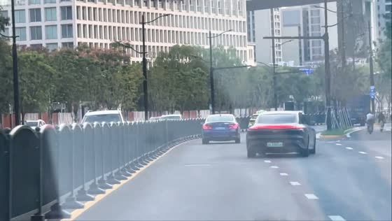 Xiaomi SU7 spotted driving diagonally with misaligned wheels in Shanghai, China
