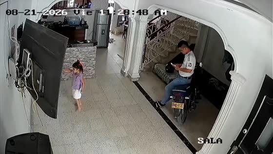 Girl loses balance and hits motorcycle in Soledad, Colombia