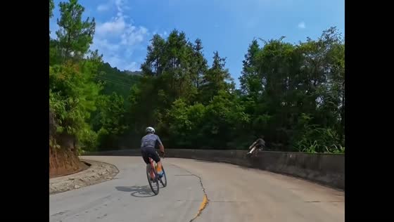 Cyclist loses control and crashes into retaining wall in Guangdong, China